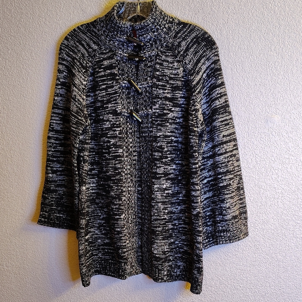 Chic Black and White Turtleneck Sweater B42 X